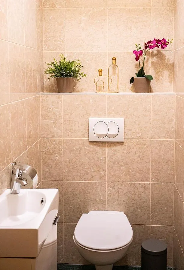 Free Parking! Soho Budapest 101, 4 Ppl, Ac, Superfast Wifi, Tv 0*,  Hungary